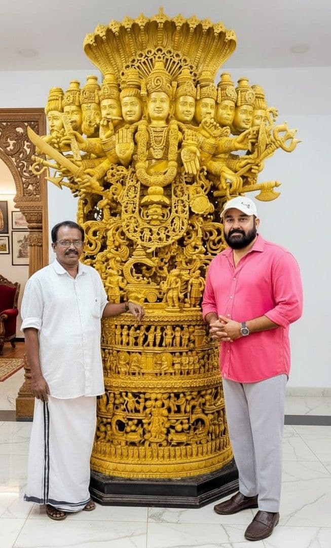 Master Artisan Shri Nagappan standing with Sri Mohanlal alongside the monumental Viswaroopam sculpture